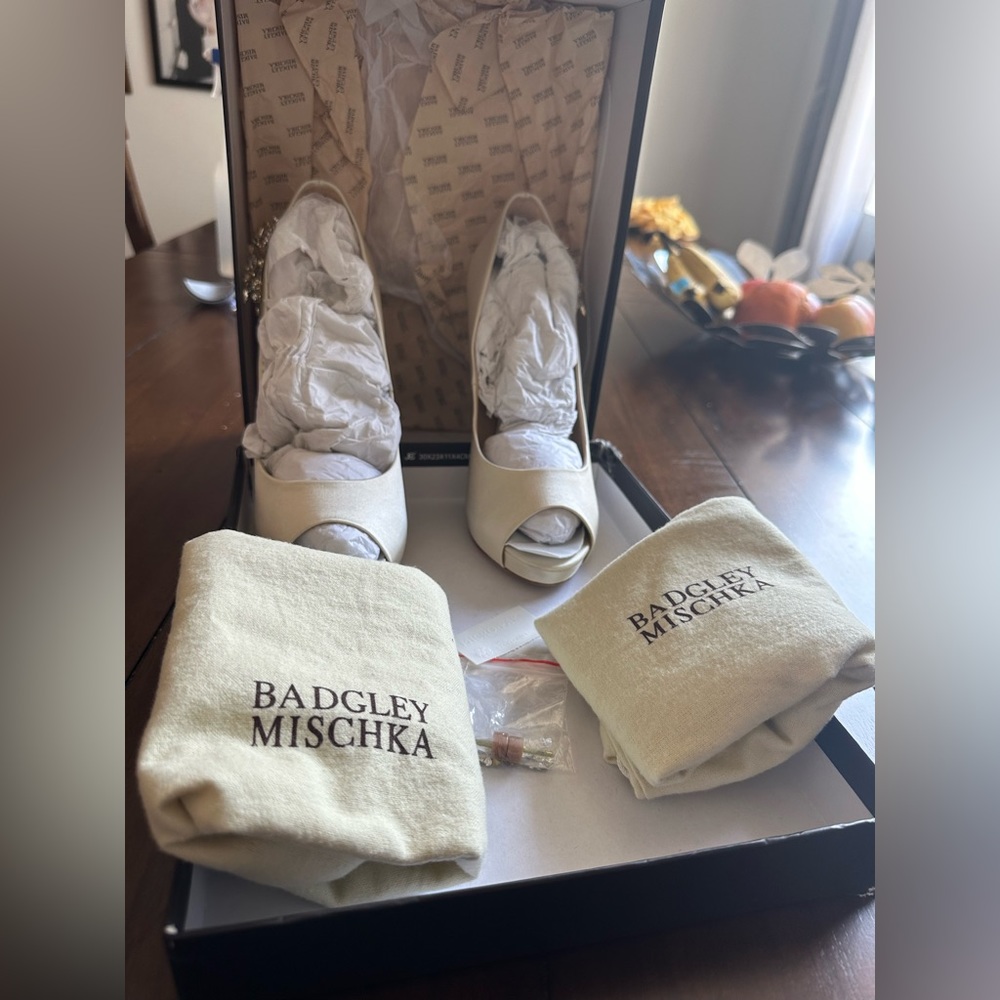 Badgley Mischka Ivory Shoes w/ Crystals size 8.5 style Marcia - Picture 8 of 13